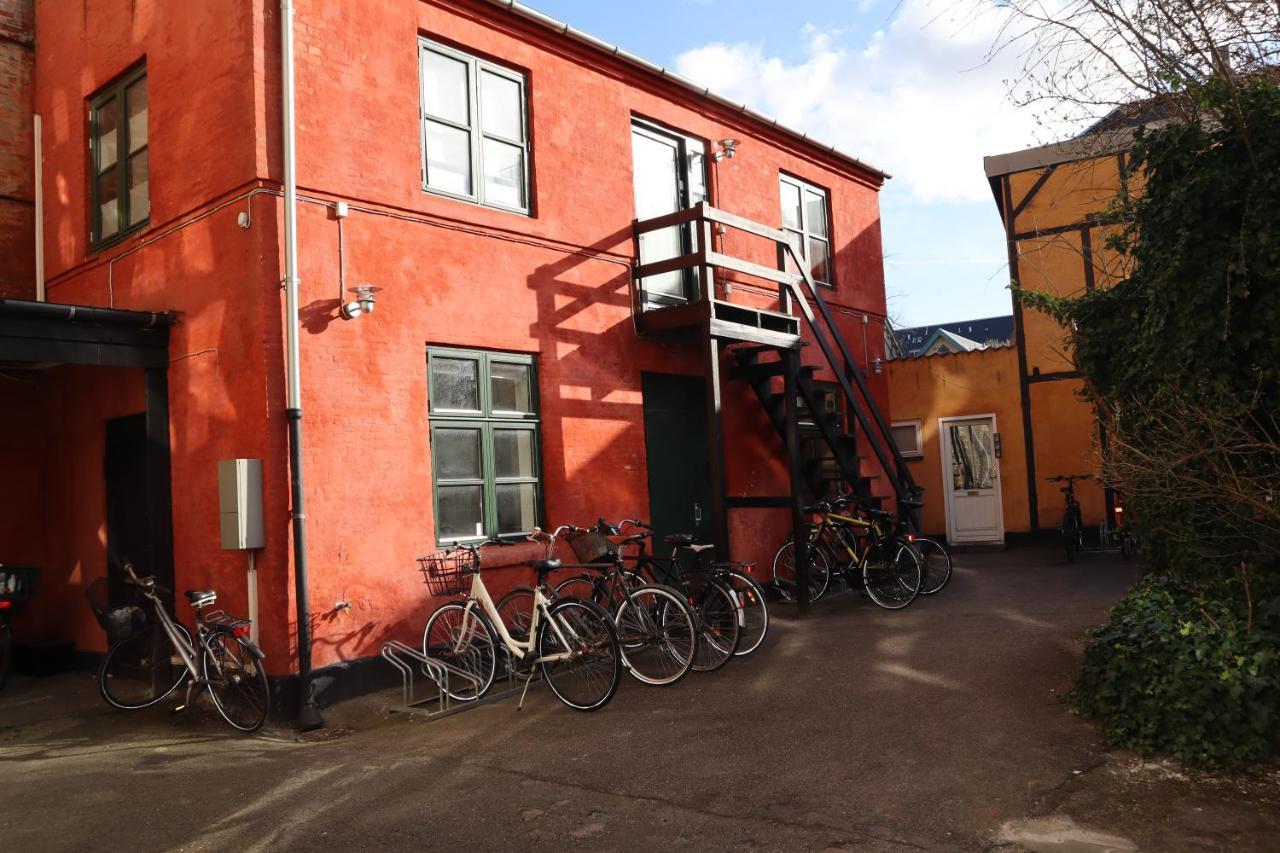 Charming Red Courtyard Apartment Köpenhamn Exteriör bild